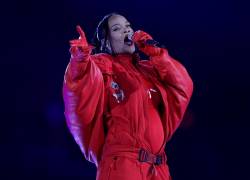 La cantante Rihanna durante su presentación en el medio tiempo del Super Bowl LVII.