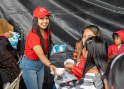 Personal de Vita Alimentos entrega productos a hijos de recicladores.