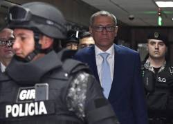 El exvicepresidente ecuatoriano, Jorge Glas (2-D) es escoltado de regreso a la sala del tribunal junto a su abogado Eduardo Franco Loor (I).