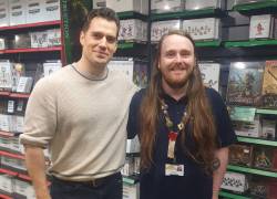 Foto del actor Henry Cavill junto a su fan, quien en Twitter se encuentra como @Kieranids.