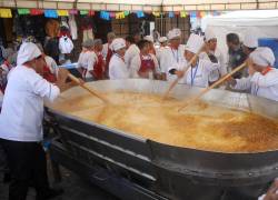 Fotografía que muestra la enorme paila en la que cocineros prepararon el mote papa.