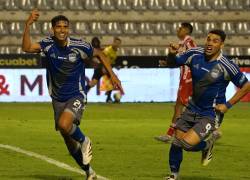 José Cevallos celebrando el gol junto a José Neris.
