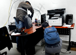 Fotografía que muestra el allanamiento de la Policía a las instalaciones de la Fiscalía en Los Ríos.