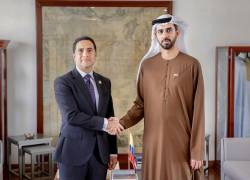 El canciller Roberto Kury junto a Omar Sultan Al Olama, ministro de Estado para la Inteligencia Artificial de los Emiratos Árabes Unidos.