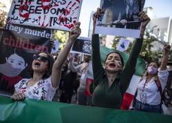 Protesta frente al consulado iraní tras la muerte de Amini.