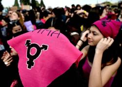 Manifestantes sostienen pañuelos rosas con el dibujo de un hombre y una mujer durante una manifestación convocada por el movimiento Non una di Meno (Ni una menos), en Roma, este 8 de marzo de 2024.