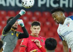 Hamilton Piedra despejando el balón en el partido frente a Liga de Quito.