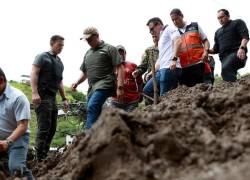 Noboa recorrió la zona afectada por el aluvión en compañía de miembros de su gabinete y autoridades locales.
