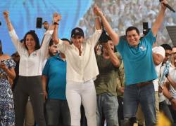 En la foto, Luisa González, Marcela Aguiñaga y Andrés Arauz.