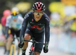 Richard Carapaz cruza la línea de meta de la novena etapa del Tour de Francia 2021.