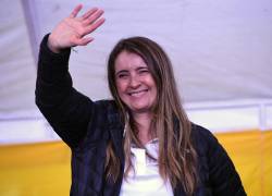 La senadora colombiana Paloma Valencia, candidata presidencial por el partido Centro Democrático, saluda durante un diálogo comunitario en el parque central de La Estrella, departamento de Antioquia.