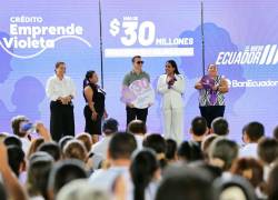 Fotografía que muestra a Noboa en el lanzamiento del Crédito Emprende Violeta