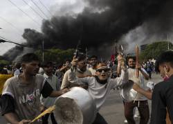 Manifestantes se concentran frente al palacio de Singha Durbar, sede del gobierno y del parlamento de Nepal.