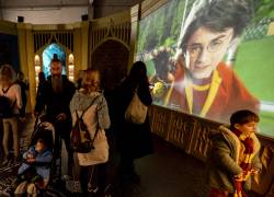 Foto de visitantes de la exhibición de Harry Potter en Viena. Hoy que la saga cumple 25 años se lanza el videojuego Hogwarts Legacy.