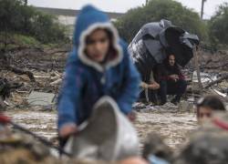 Niñas palestinas buscan sus pertenencias entre los escombros de la casa de su familia destruida tras los ataques aéreos israelíes en Deir Al Balah, Franja de Gaza, el 29 de enero de 2024.