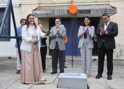 Cecilia Paredes, rectora de la ESPOL, colocó la primera piedra de lo que será Distrito 100 en el campus Las Peñas.