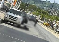 Fotografía que muestra la escena del crimen. El cuerpo de la víctima quedó tendido en la calzada.