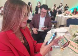 Susana De Freitas, Vicepresidenta de Servicios Estratégicos de Comunicaciones y Marketing de Nestlé Ecuador, escanea el código QR de los empaques de la marca.