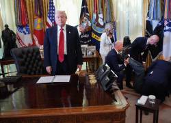 El presidente de Estados Unidos, Donald Trump, observa mientras los asistentes ayudan al ejecutivo de Novo Nordisk, Gordon Findlay, tras desmayarse durante un evento.