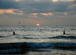 Playa de Puerto López en Manabí, sitio concurrido en varios feriados nacionales.