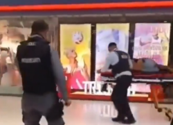 Captura de video que muestra la evacuación en camilla de la víctima.