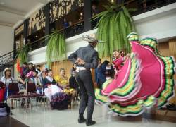 Pareja de bailarines, durante una presentación en la Casa de la Cultura de Cuenca.