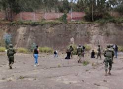 Fotografía que muestra a militares deteniendo a varias personas en el polígono.