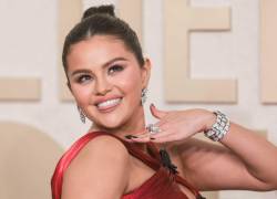 La actriz estadounidense Selena Gomez llega a la 81ª ceremonia anual de los Golden Globe Awards en el Beverly Hilton Hotel de Beverly Hills, California.