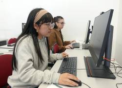Fotografía de archivo de jóvenes en la Universidad de Cuenca.