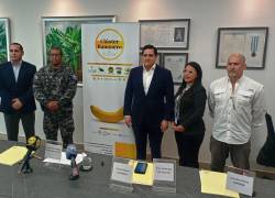 Representantes del Clúster Bananero del Ecuador, de la Policía Nacional y del SRI en el lanzamiento de la campaña.