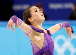 Kamila Valieva, patinadora artística rusa de quien se reveló un test de dopaje positivo, un día después de ganar una medalla de oro por equipos en Beijing 2022.
