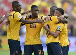 El delantero #13 de Ecuador, Enner Valencia (2.º por la derecha), celebra con sus compañeros tras anotar.