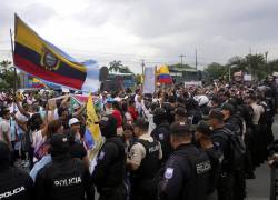 Hasta los exteriores de la Universidad Ecotec, dónde sesiona la Asamblea Nacional, llegó un nutrido grupo de personas a gritar consignas en contra de la ley para la eficiencia de los GAD.