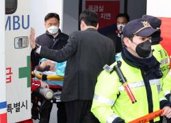 El líder del partido de oposición surcoreano, Lee Jae-myung, que fue atacado en Busan, yace en una camilla cuando llega al Hospital de la Universidad Nacional de Seúl, el 2 de enero de 2024.