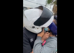 Captura del video de la pareja que se besó para evitar una multa de tránsito.