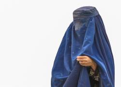 Una mujer con burka es vista en un campo de refugiados en Kabul, Afganistán este domingo..