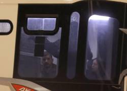 Salida del bus con los detenidos luego de la audiencia de juzgamiento en el Caso Goleada en las afueras del Complejo Judicial Norte.