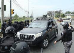 Guayaquil, sábado 06 de abril del 2024. La Policía Nacional traslada a Jorge Glas hasta el Centro Penitenciario conocido como la La Roca, en Guayaquil, luego de una intervención a la embajada de México en Quito, donde fue capturado.