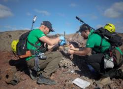 El astronauta alemán Alexander Gerst recolecta muestras de un antiguo volcán durante un programa de entrenamiento para aprender a explorar la Luna y Marte en el Parque Nacional de Timanfaya en la isla canaria de Lanzarote el 10 de noviembre de 2022.