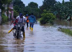 La fuerte lluvia registrada desde el 18 de octubre dejó a familias afectadas y varias calles anegadas en el sector de Virgen del Cisne, en Tenguel, parroquia de Guayaquil.