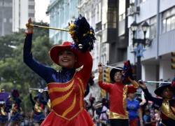 Estudiantes desfilan en las fiestas de Guayaquil.