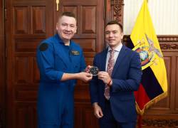 El ingeniero aeroespacial Juan Salinas junto al mandatario de Ecuador, Daniel Noboa, en el Palacio de Carondelet.
