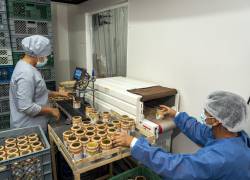 Empleados de la planta de producción de Life Choice etiquetan cremas de maní en sus envases.