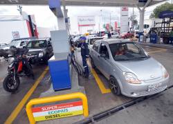 Un vehículo recarga gasolina en una estación de servicio en Quito.