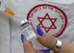 Aproximadamente la mitad de los casos diarios se dan en niños, y la otra mitad en adultos, en su mayoría vacunados.