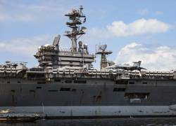 El portaaviones de la Armada de los Estados Unidos, USS Nimitz, navega en la bahía de Panamá, en la ciudad de Panamá, el 30 de marzo de 2026.