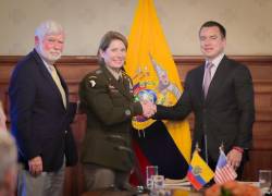 En la fotografía aparecen la comandante del Comando Sur de los Estados Unidos, Laura Richardson (C), y el asesor presidencial de EE.UU. para las Américas, Christopher Dodd (I), y el presidente de Ecuador, Daniel Noboa (D) saludándose en el Palacio de Carondelet.