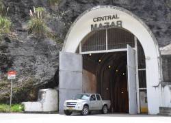 Fotografía de la puerta principal de la central hidroeléctrica Mazar.