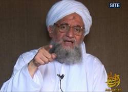 (ARCHIVOS) En esta imagen de archivo publicada por SITE Intelligence Group el 4 de octubre de 2009, se muestra a Ayman al-Zawahiri.