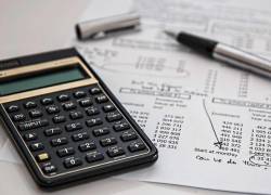 Para calcular el Impuesto a la Renta se restará las devoluciones, descuentos, costos, gastos y deducciones atribuibles a esos ingresos gravados.